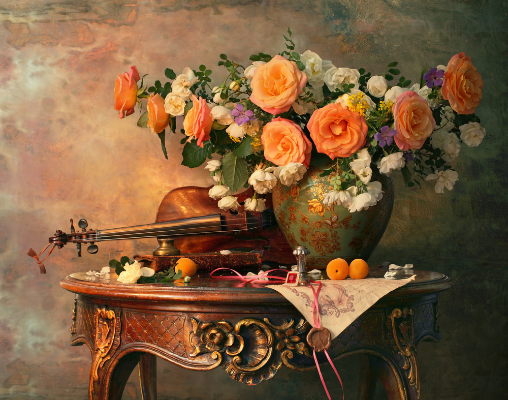 Still life with violin and roses à Andrey Morozov