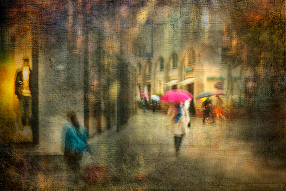 The woman with the pink umbrella à Anette Ohlendorf