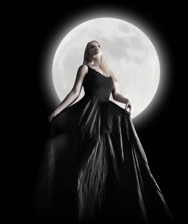 Dark Night Moon Girl with Black Dress à Angela Waye
