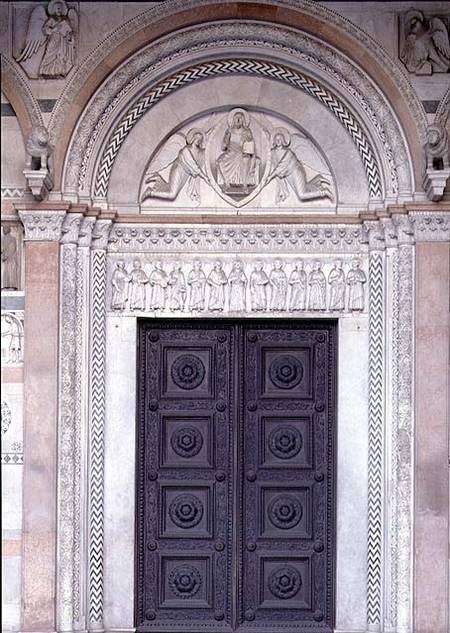 Portal with carved architrave depicting Christ in a Mandorla with two angels and the apostles below à Anonym Romanisch