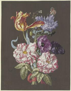 Blumengebinde mit Rosen (Rosa), Tulpen (Tulipa), Mohn (Papaver) und anderen Blumen, mit Admiral