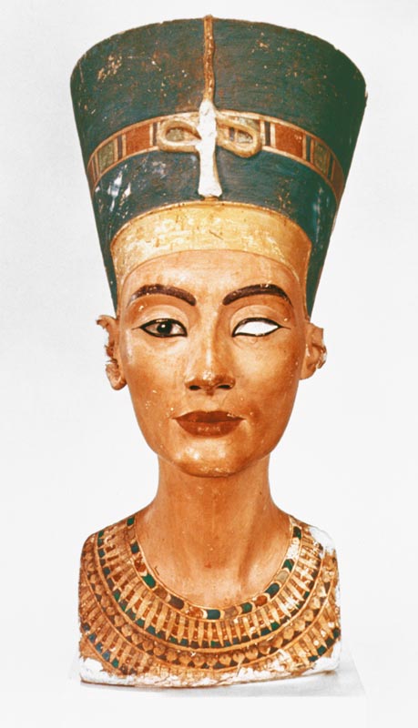 Bust of Queen Nefertiti, front view, from the studio of the sculptor Thutmose at Tell el-Amarna à Anonyme