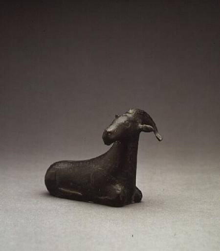 Bronze figure of a recumbent goat à Anonyme