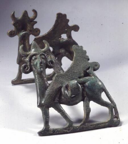 Cheekpiece of horse-bitdecorated with a sphinx à Anonyme