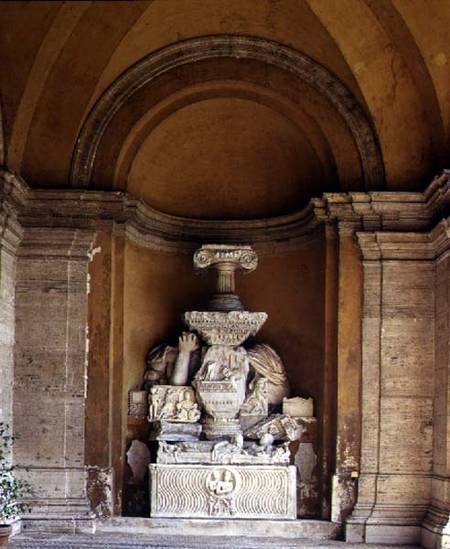 The inner courtyard detail of a niche displaying a collection of fragmentary antique sculpture à Anonyme