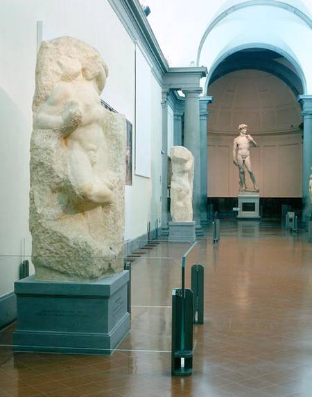 Interior view of the gallery with Michelangelo's 'Awakening Slave' and 'David' in the background (ph à Anonyme