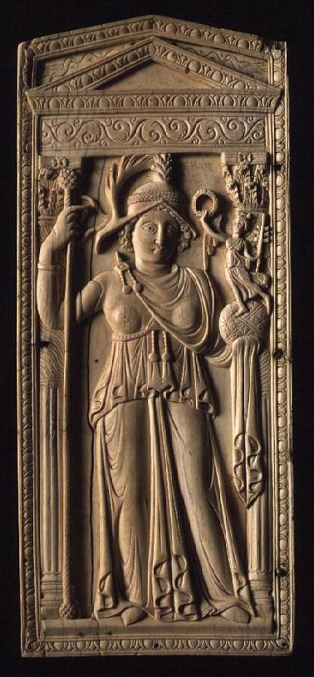 Ivory relief tablet depicting a helmeted Roman goddess holding a sceptre in her right handan orb wit à Anonyme