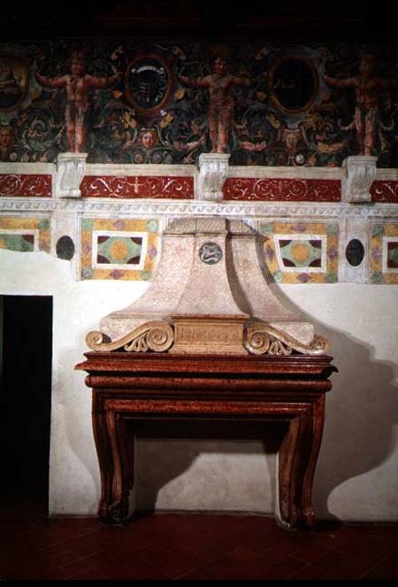 Marble fireplace bearing the initials 'F.II.M.M.V' signifying Federigo Gonzaga II Marchese of Mantua à Anonyme