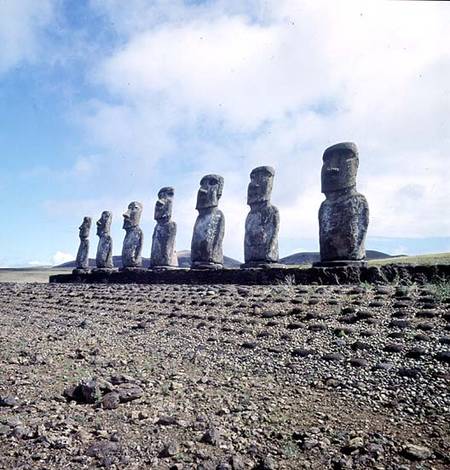 Monumental figures or moai on a ceremonial platform or ahusPolynesian à Anonyme