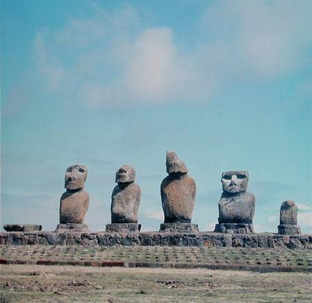 Monumental figures or moai on a ceremonial platform or ahusPolynesian à Anonyme