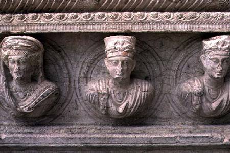 Three Palmyrian busts on a sarcophagus à Anonyme