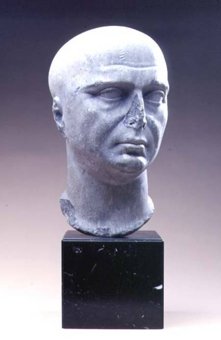 Portrait head of a priest of Isis with shaven headRoman à Anonyme