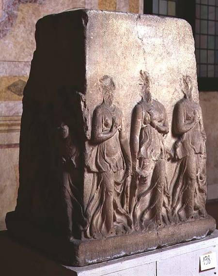 Quadrangular altar with carved maenads Roman à Anonyme