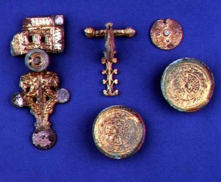 Selection of Anglo-Saxon jewellery; gilded bronze brooch; gilded bronze crossbow fibula; gilded copp à Anonyme