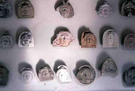 Terracotta Faces à Anonyme