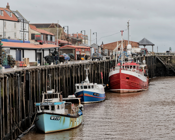Boats in Whitby Harbour à Ant Smith