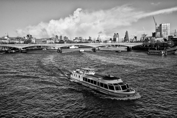 River boat on the Thames à Ant Smith