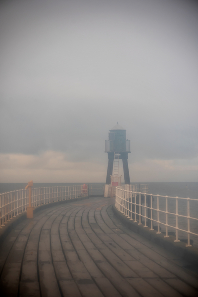 Whitby Harbour West Lighthouse in Mist à Ant Smith