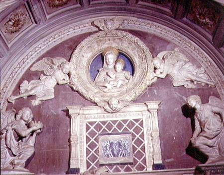 The Tomb of the Cardinal of Portugal, detail of the upper roundal of the Virgin and Child à Antonio Rossellino