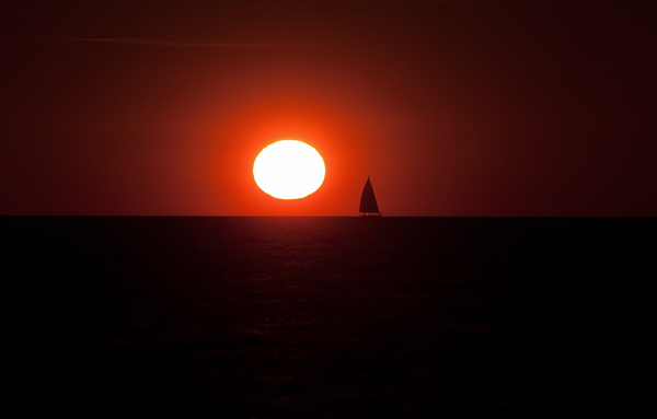 Segelboot bei Sonnenuntergang in Warnemünde à Arno Burgi