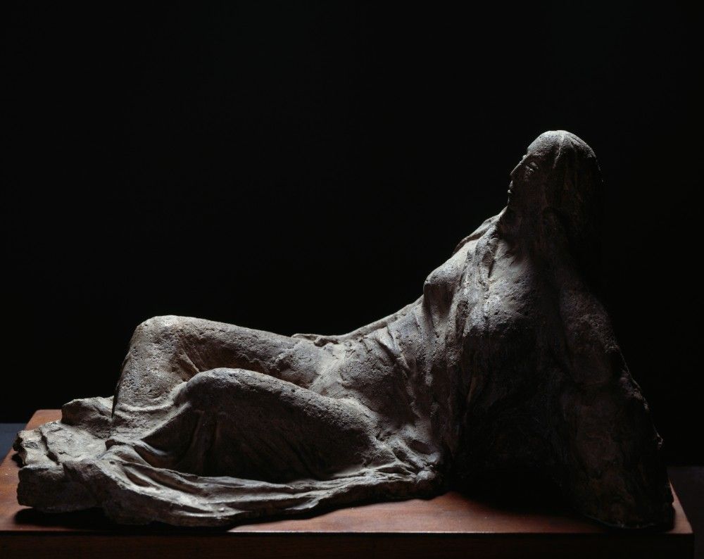 Female figure reclining, in terracotta à Arturo Martini