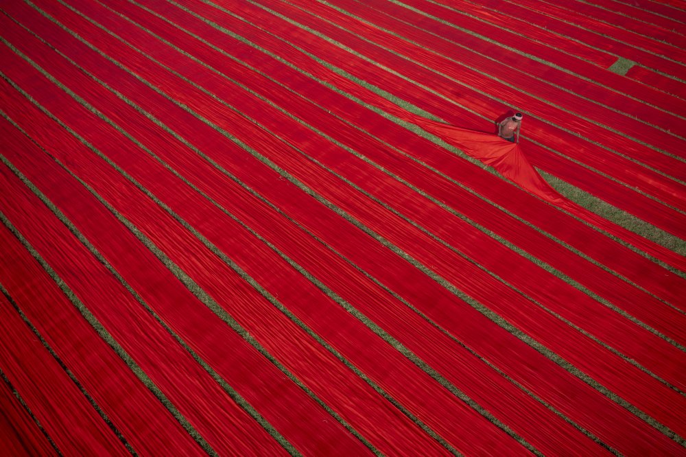 Drying clothes in the fields à Azim Khan Ronnie