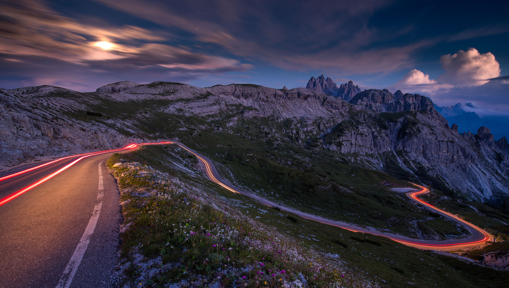 Light tracks on a pass road in the Dolomites à Bastian Müller