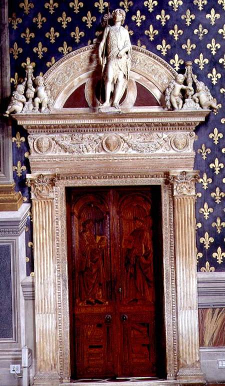 Door frame in the Sala dei Gigli depicting St. John the Baptist à Benedetto  da Maiano