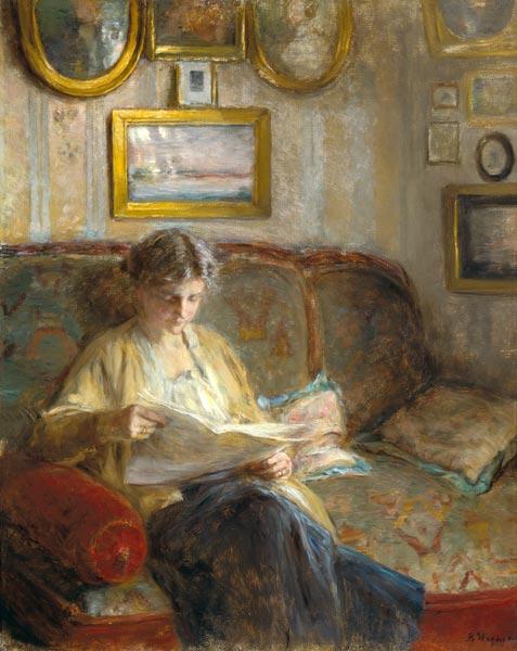 Femme lisant dans un intérieur.