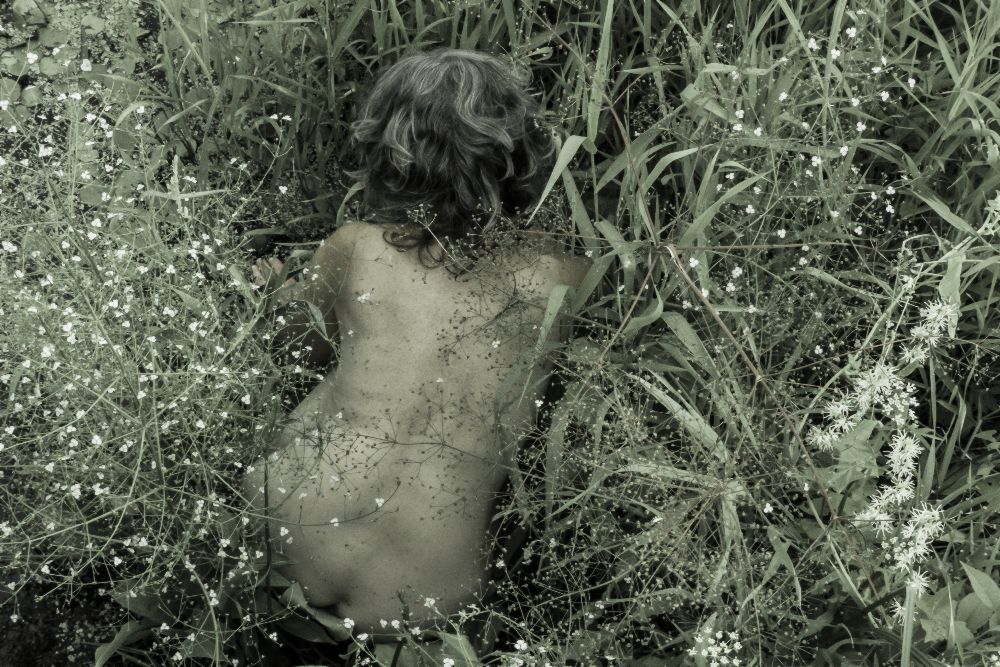 Female back-nude in the reed à Amelie Breslauer