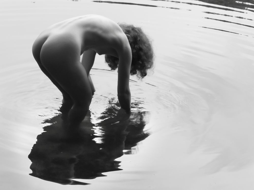 Female back-act with water reflection à Amelie Breslauer