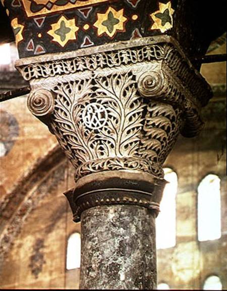 Carved capital from the interior à École byzantine