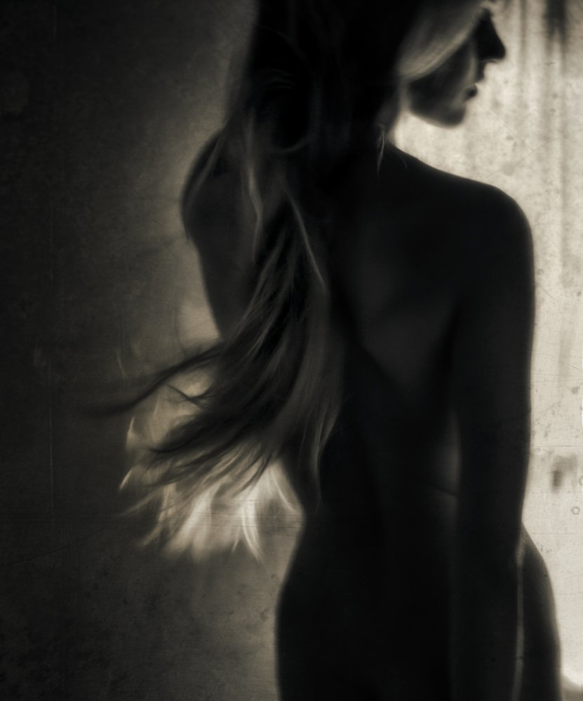 Darkness wakes and stirs the imagination.. à Charlaine Gerber