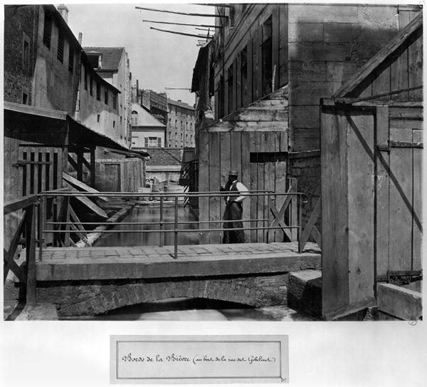 Banks of the Bievre, at the bottom of rue des Gobelins, Paris, 1858-78 (b/w photo)  à Charles Marville