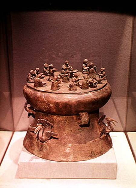 Cowrie container decorated with peacocks and human figures, from Tomb 1, Shih-chai-shan, Yunnan, Wes à Ecole chinoise