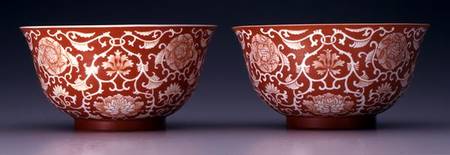Pair of Bowls with lotus and hibiscus flowers à Ecole chinoise