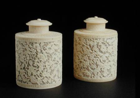 Pair of carved ivory canisters and covers à Ecole chinoise