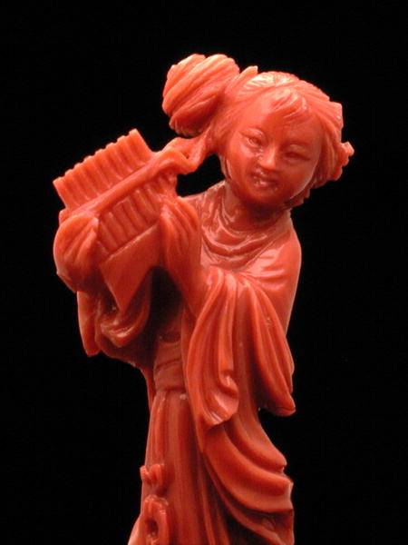 Statuette of a maiden with a piped musical instrument à Ecole chinoise