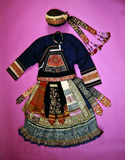 Woman''s Dress and Basketry Hat, Ch''uan Miao (textile) à Ecole chinoise