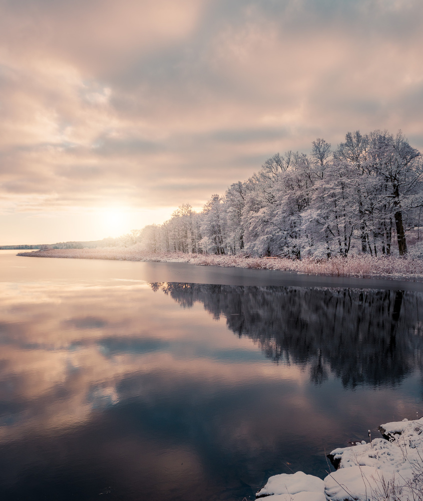 Ice slowly taking over the lake à Christian Lindsten