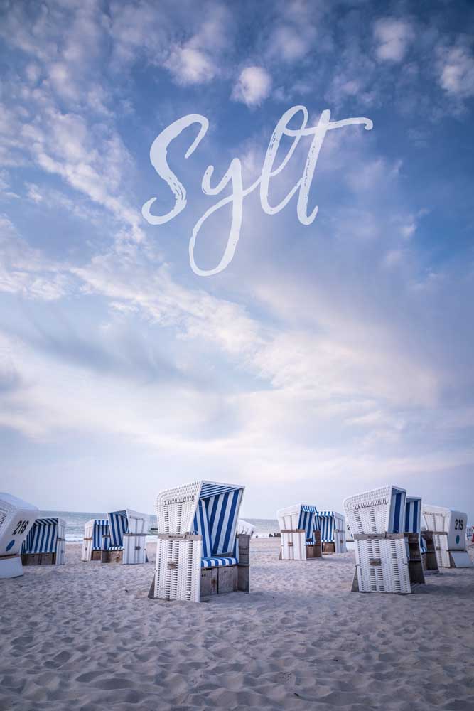 Summer evening with beach chairs with the lettering Sylt à Christian Müringer