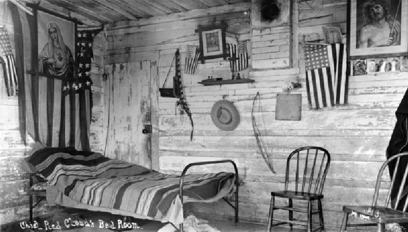 Interior of Red Clouds House, 1891 (b/w photo) à Clarence Grant Morledge