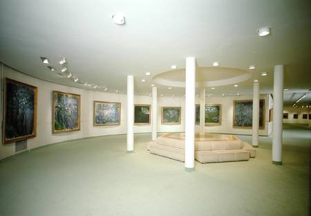 Interior with paintings à Claude Monet