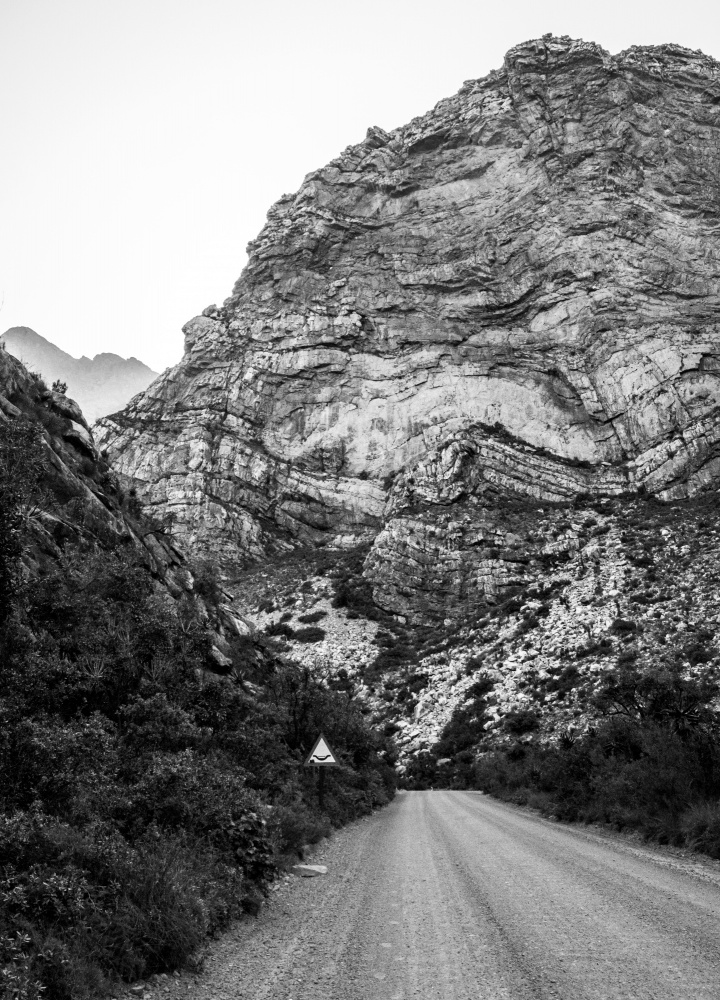 Black and White Road between the mountains à Claudi Lourens