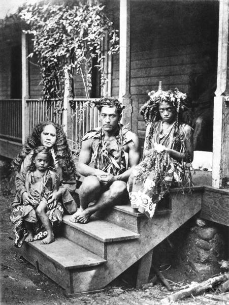 Tahitian family, illustration from ''Tahiti'', published in London, 1882 (b/w photo)  à Colonel Stuart-Wortley