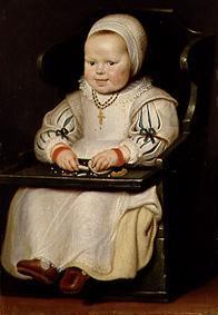 portrait d'une petite fille dans la chaisse d'enfant