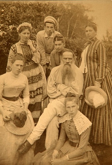 The author Leo Tolstoy with his family in Yasnaya Polyana à Count Semyon Semyonovich Abamelek-Lazarev