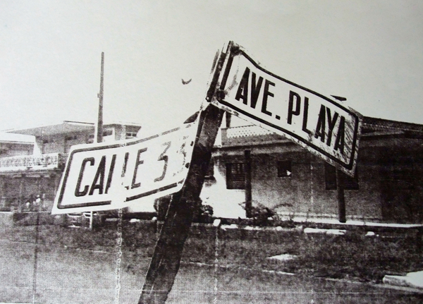 Black and white street sign à David Studwell
