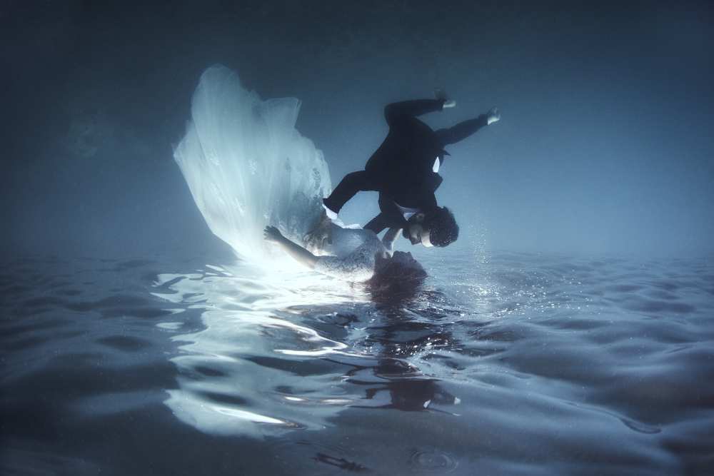 Underwater trash the dress à Davide Lopresti