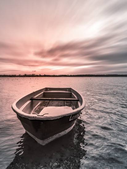 verlassenes Boot an der Schladitzer Bucht im Sonnenschein